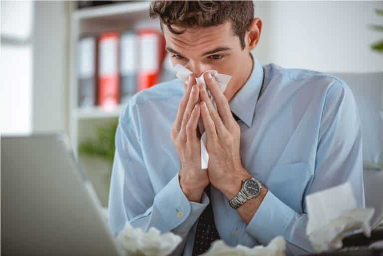 Rhume ou allergies : comprendre les sécrétions nasales épaisses et collantes