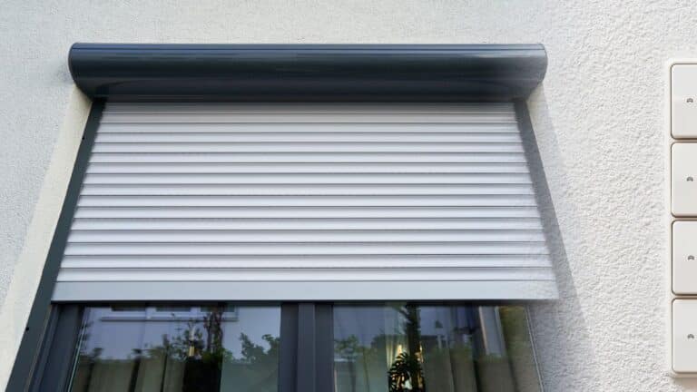Volet roulant solaire aluminium sur mesure pour porte-fenêtre – installation en rénovation