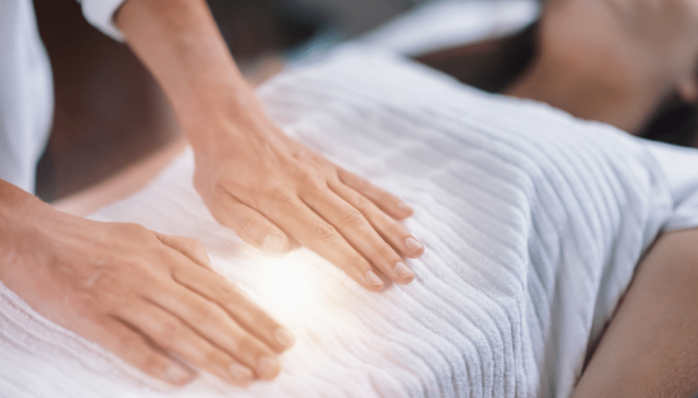 Se reconvertir dans les soins énergétiques : pourquoi débuter par une formation en magnétisme certifiante ?
